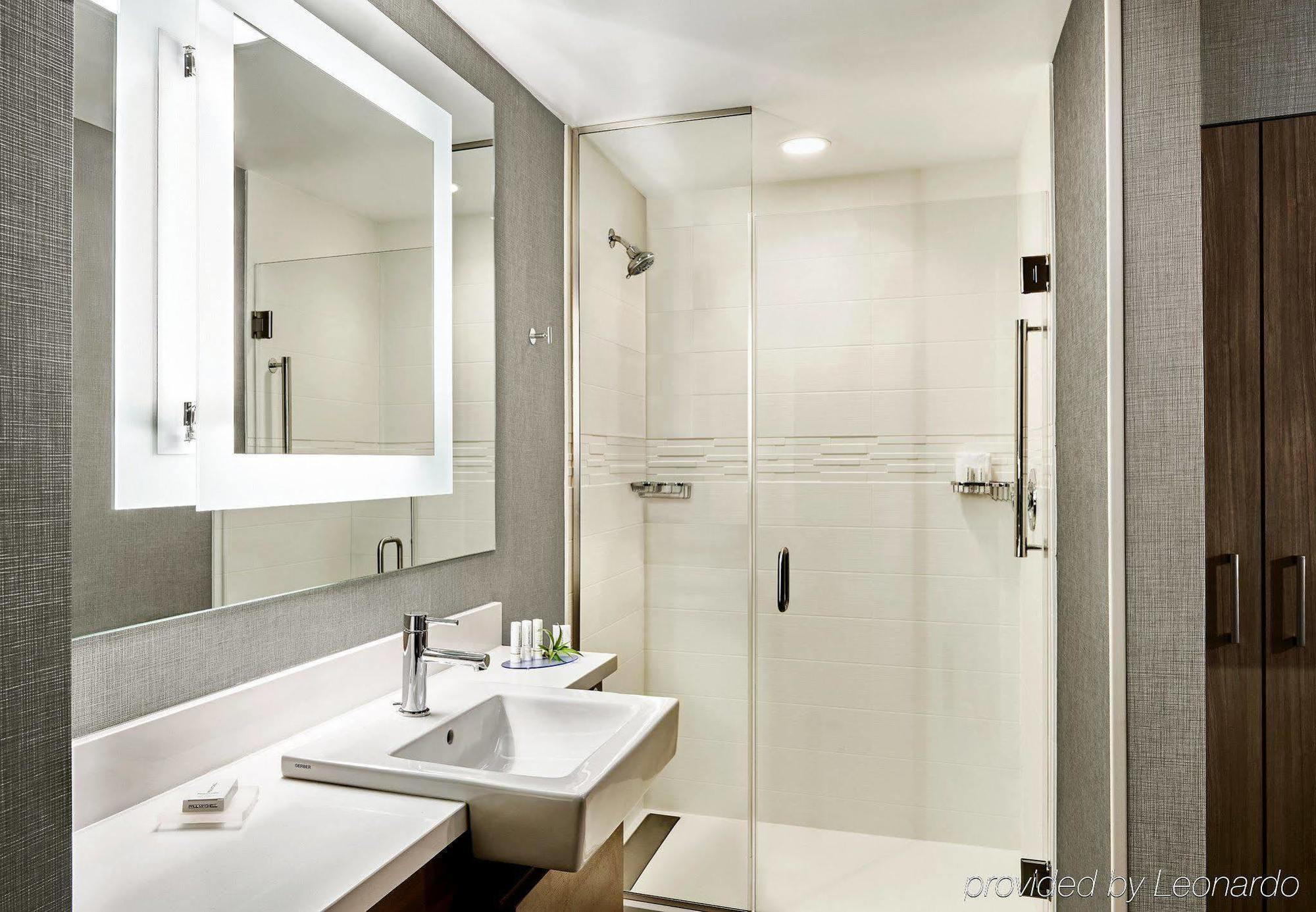 Springhill By Marriott Philadelphia Airport / Hotel 3*